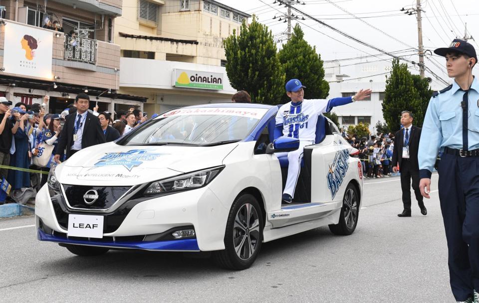 　優勝パレードをする三浦監督（撮影・佐々木彰尚）