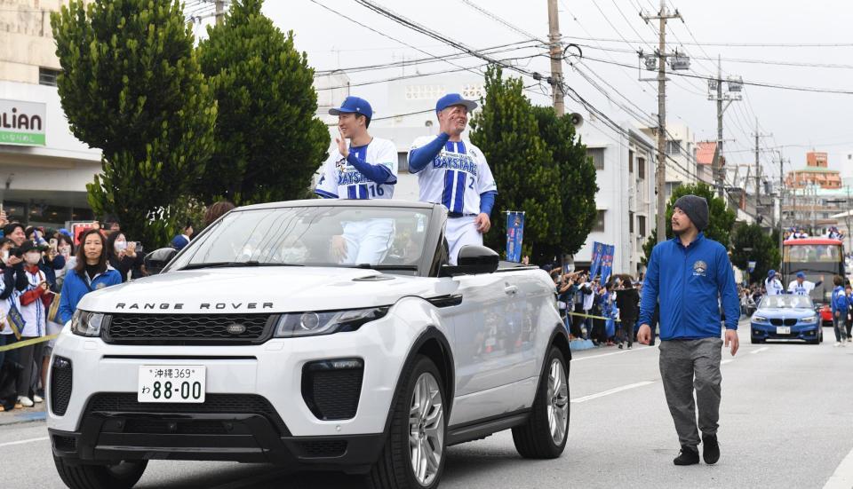 　パレードで手を振る大貫（左）と牧（撮影・佐々木彰尚）