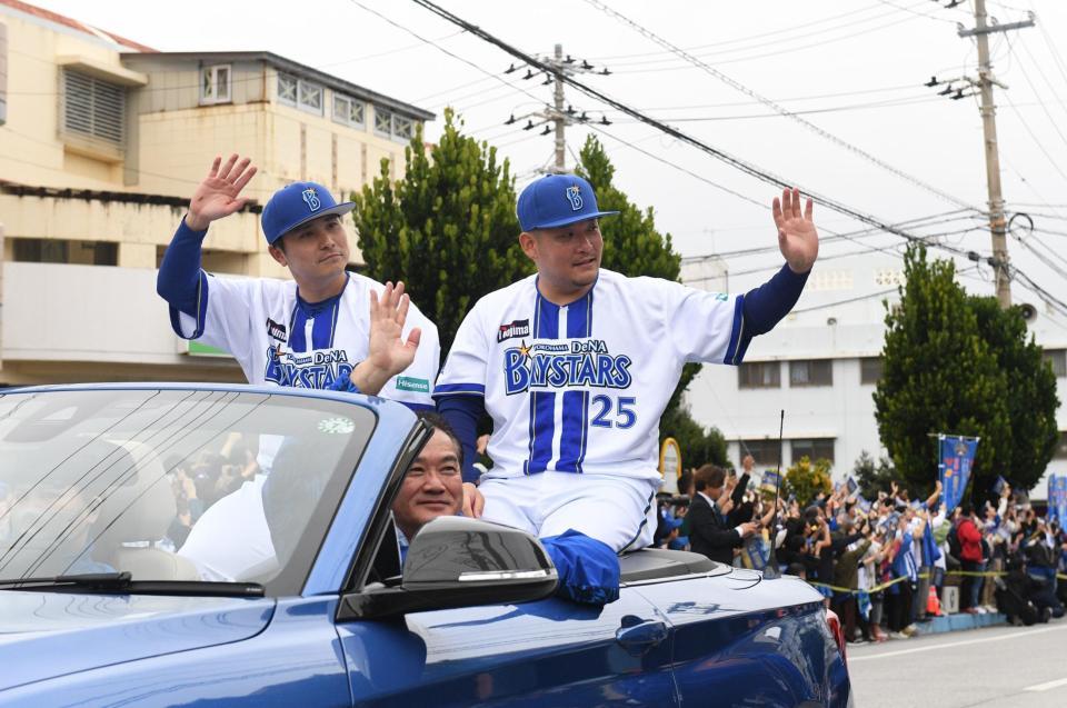 　手を振る佐野（左）と筒香（撮影・佐々木彰尚）