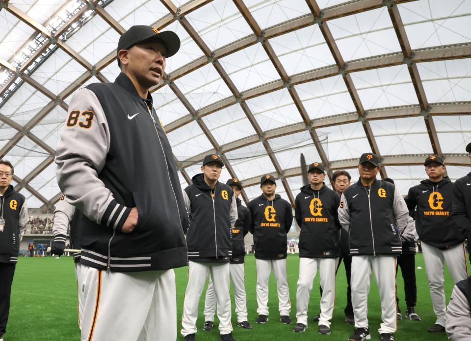 　キャンプ初日を迎え、訓示を行う阿部監督（球団提供）