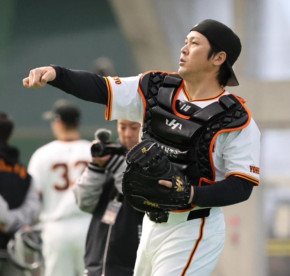 　ブルペンで捕手を務める甲斐