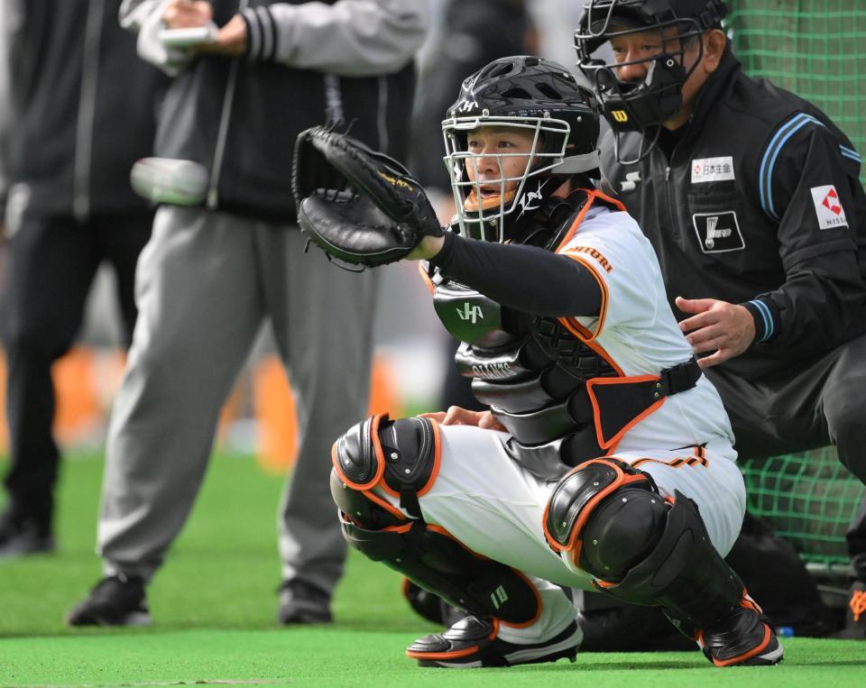 　初日からブルペンで精力的にボールを受ける甲斐（撮影・伊藤笙子）