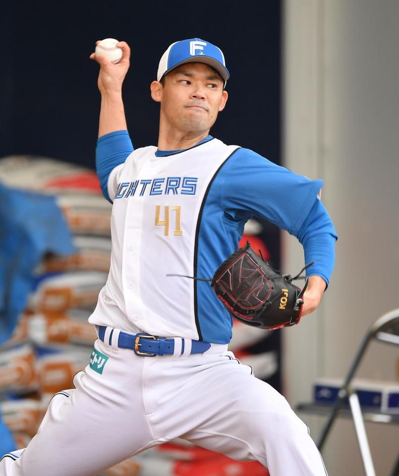 　ブルペンでピッチングを行う福谷（撮影・開出牧）