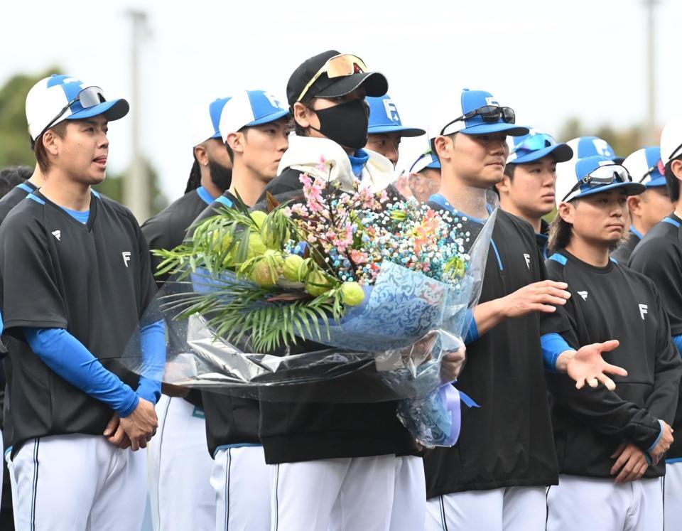 　セレモニーで花束を贈呈された新庄監督（撮影・開出牧）