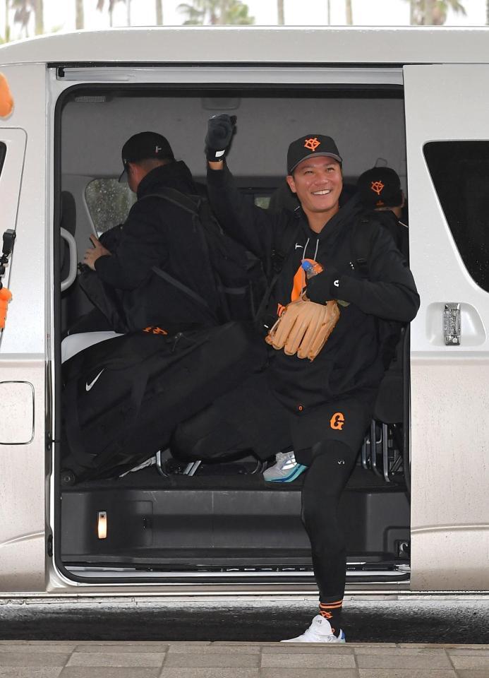 　入口で松田宣浩氏を見つけ、熱男ポーズを見せる坂本（撮影・伊藤笙子）