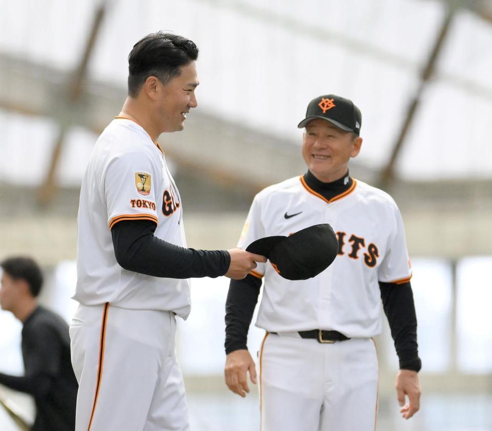 　久保コーチ（奥）から１時間を超える熱血指導を受けた田中将（撮影・伊藤笙子）