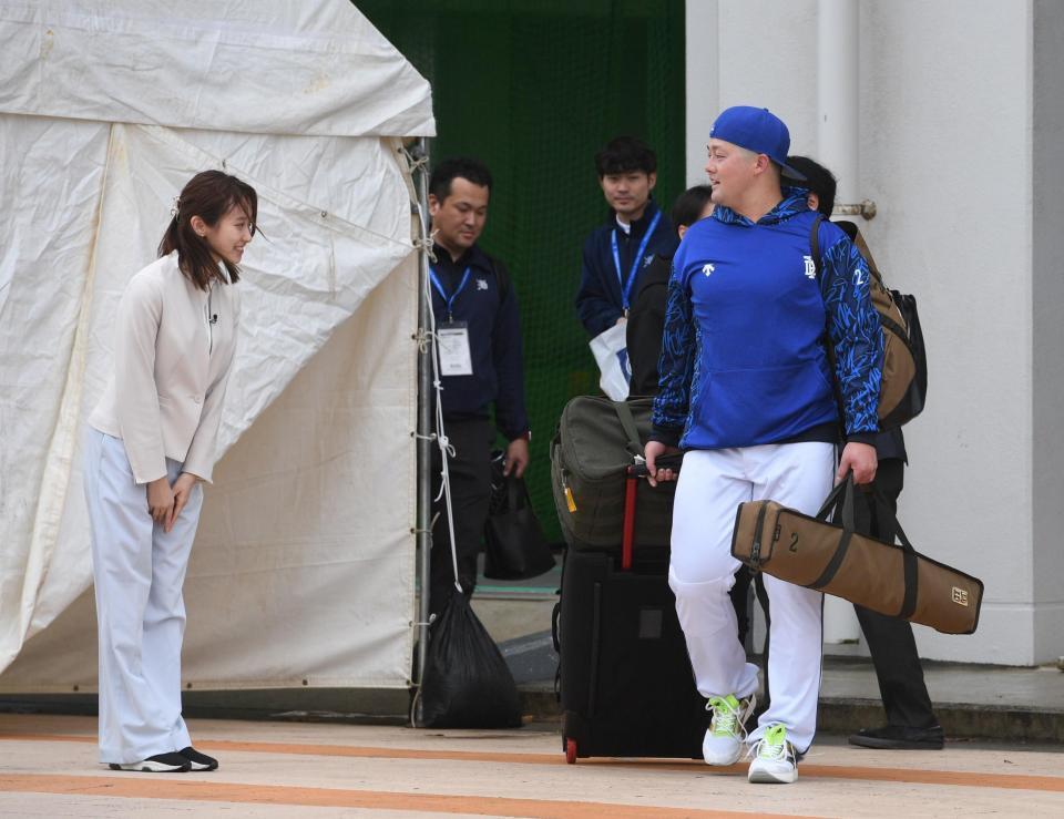 　ＴＢＳ・佐々木舞音アナウンサーからあいさつされる牧（撮影・佐々木彰尚）