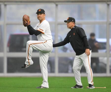 　キャッチボール中、久保コーチ（右）の指導を受ける田中将（撮影・伊藤笙子）
