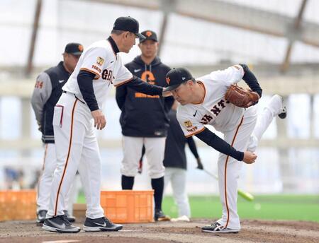 　久保コーチ（左）から指導を受ける田中将（撮影・伊藤笙子）