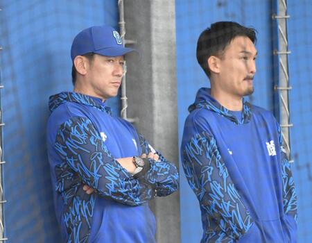 　練習を見つめる三浦監督（左）＝撮影・佐々木彰尚