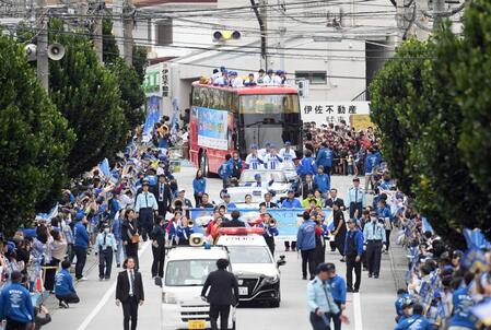 　キャンプ地宜野湾で日本一を祝うパレードを行うＤｅＮＡナイン（撮影・佐々木彰尚）