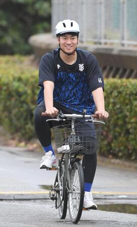 　自転車で移動をする岩田（撮影・佐々木彰尚）