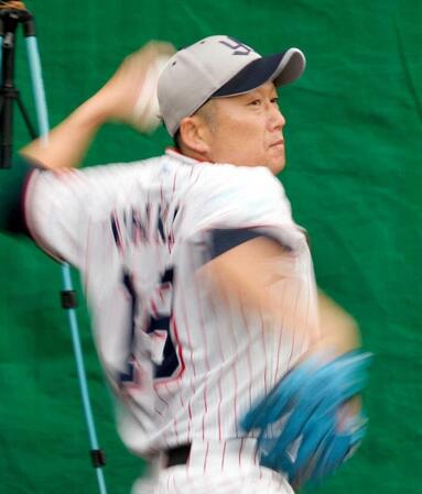 　ブルペンで投球練習する石川