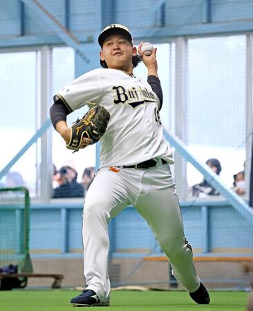 　キャッチボールをする宮城（撮影・立川洋一郎）