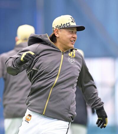 　ウオーミングアップで軽快な動きを見せる宮城（撮影・立川洋一郎）