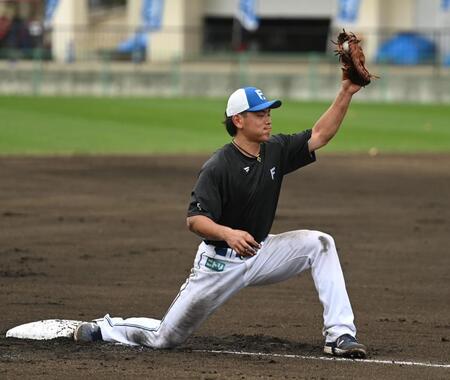 　サードで特守を行う野村（撮影・開出牧）