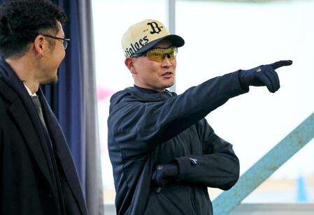 オリックス・岸田監督　新戦力の九里に「問題なく投げている」投手陣の投球練習に熱視線