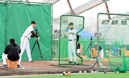 　ネットスローを行う田中将。右は久保巡回投手コーチ（撮影・伊藤笙子）