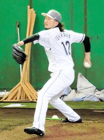 　ブルペンで投球練習する石川歩