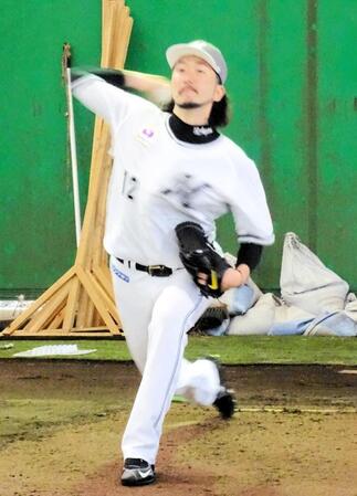 　ブルペンで投げ込む石川歩