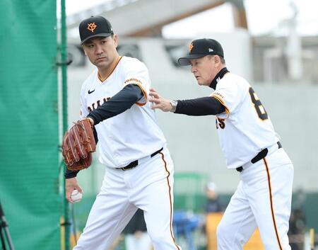 　久保コーチ（右）の指導を受ける田中将