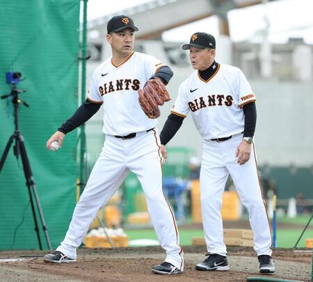 　久保コーチ（右）の指導を受ける田中将
