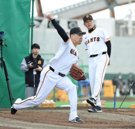 　投球練習する田中将。右は久保コーチ
