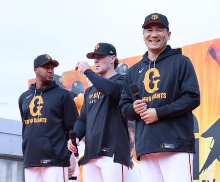 　トークショーでファンを沸かす（右から）田中将、キャベッジ、マルティネス