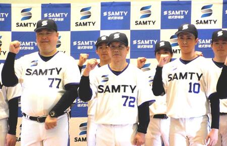 　ガッツポーズを決める（左から）今関投手コーチ、小川監督、上領外野手