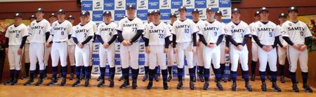 　サムティ野球部の監督、選手たち