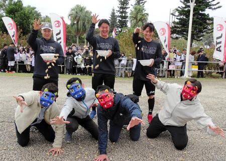 　新人選手が鬼退治。鬼に扮した報道陣に豆をまく（左から）宮崎、西川、立松