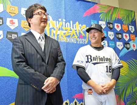 　ユニホーム広告スポンサー契約を締結し会見する宮城（右）と藤岡義久ＡＣＮホールディングス代表取締役会長兼社長（撮影・立川洋一郎）