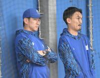 　練習を見つめる三浦監督（左）＝撮影・佐々木彰尚