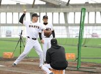 　久保コーチと連日のフォーム固めを行う田中将（撮影・伊藤笙子）