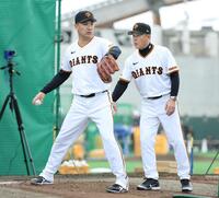 　久保コーチ（右）の指導を受ける田中将