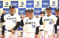 　ガッツポーズを決める（左から）今関投手コーチ、小川監督、上領外野手