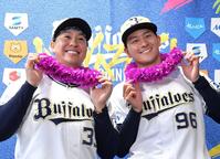 　ブーゲンビリアを贈呈され笑顔を見せる古田島（左）と高島（撮影・立川洋一郎）