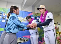 　ブーゲンビリアを贈呈された高島（右）と古田島（撮影・立川洋一郎）