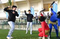 　練習前に節分の豆まきをする山口（左手前）と達（撮影・開出牧）