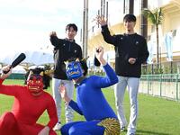 　練習前に節分の豆まきをする山口（左）と達（撮影・開出牧）