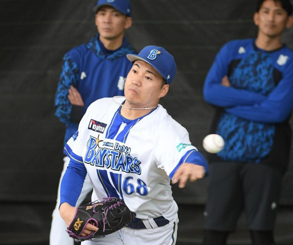 　ブルペンで投げる岩田（撮影・佐々木彰尚）