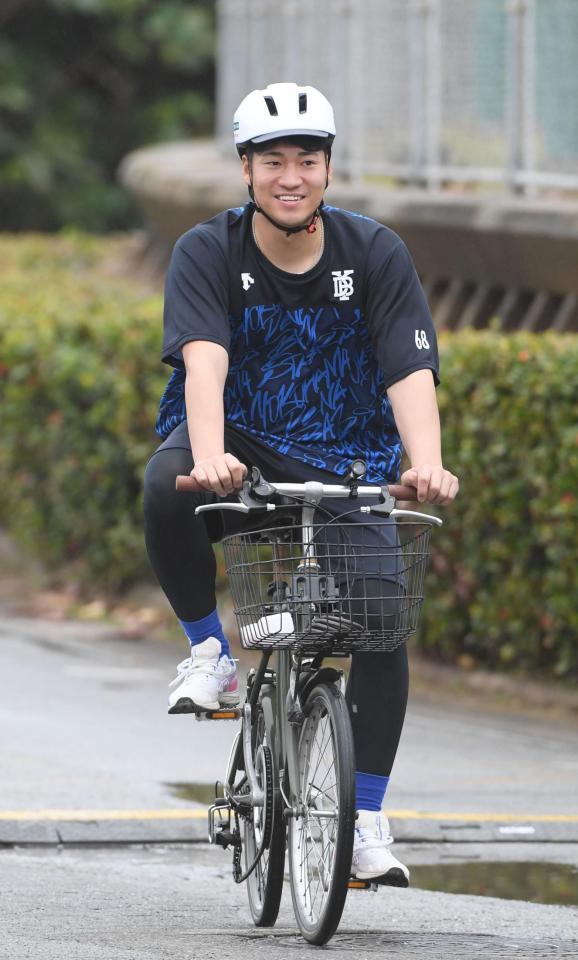 　自転車で移動をする岩田（撮影・佐々木彰尚）