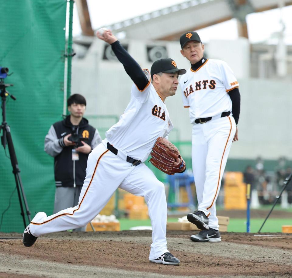 　投球練習する田中将。右は久保コーチ