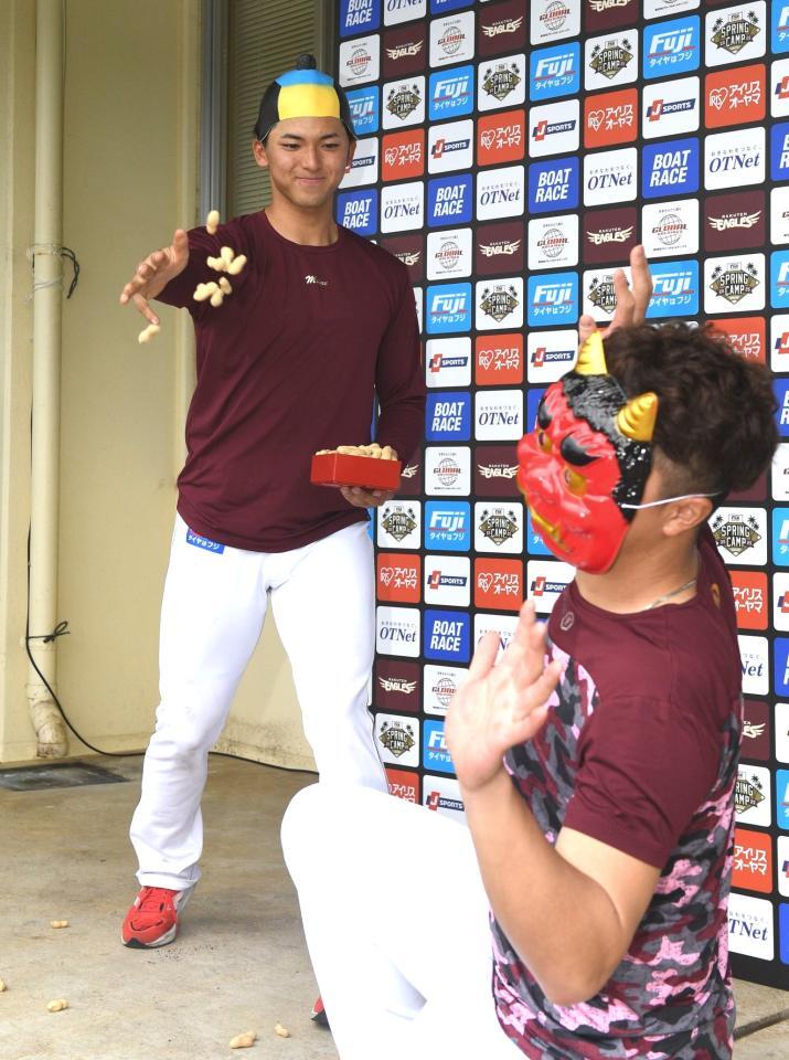 　豆まきをする宗山（撮影・佐々木彰尚）