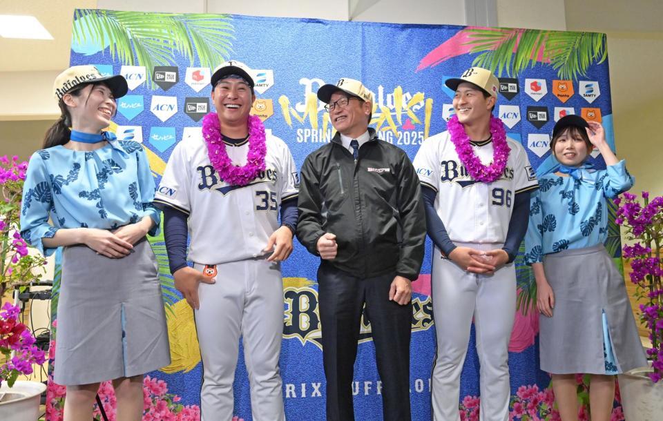 　ブーゲンビリアを贈呈され笑顔を見せる古田島（左から２人目）と高島（右から２人目）＝撮影・立川洋一郎