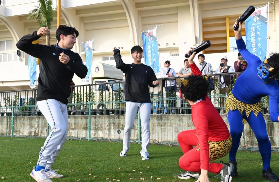　練習前に節分の豆まきをする山口（左手前）と達（撮影・開出牧）