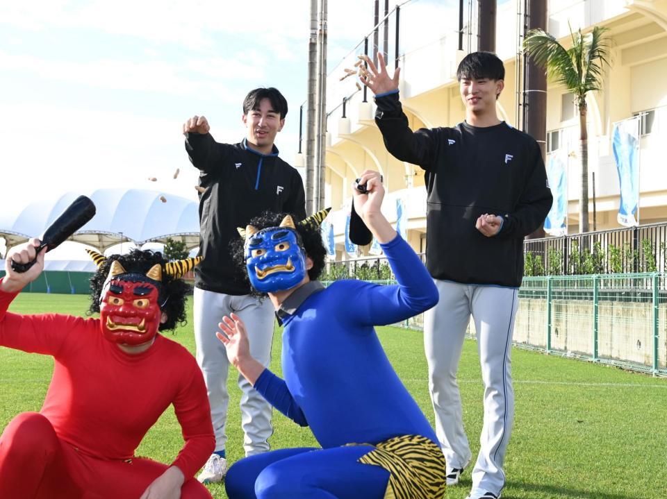 　練習前に節分の豆まきをする山口（左）と達（撮影・開出牧）