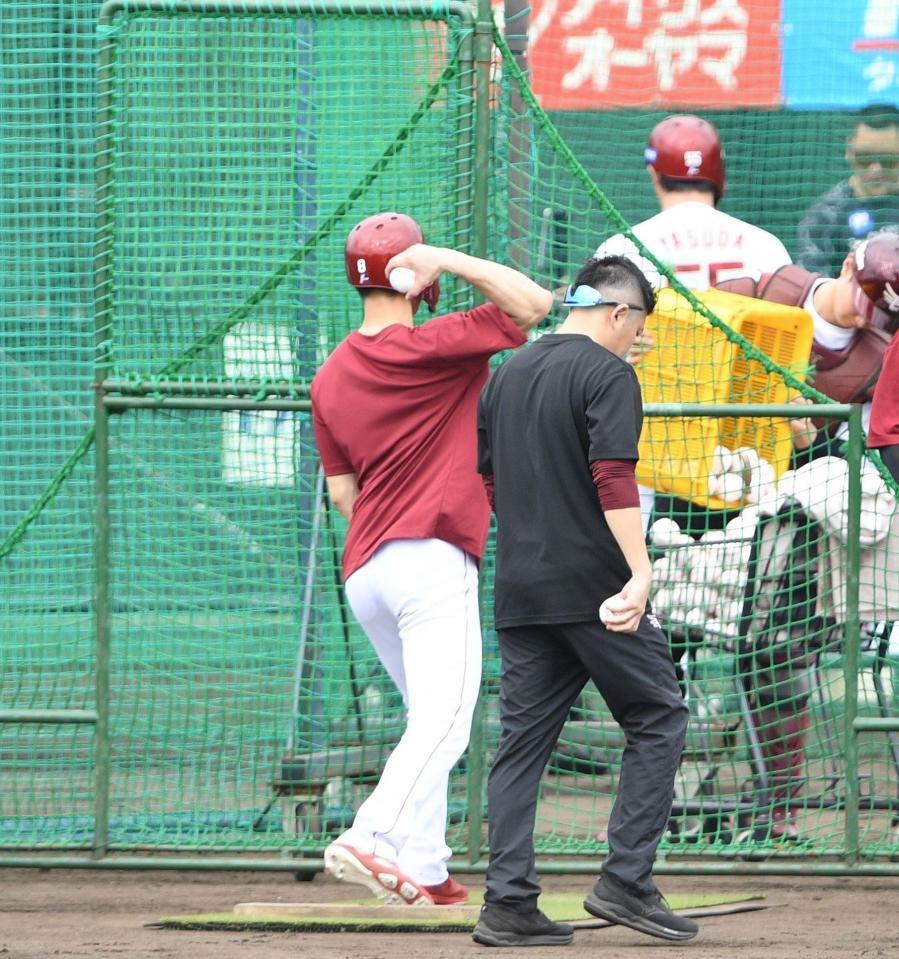 　ボール拾いの後、打撃投手の場所からシャドーピッチングをする辰己（左）＝撮影・佐々木彰尚