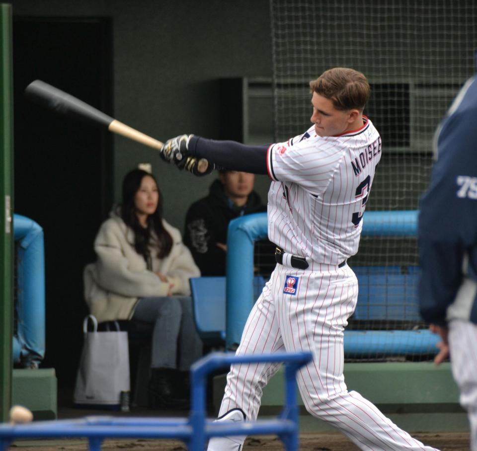 　ティー打撃で鋭いスイングを繰り出すドラフト２位・モイセエフ