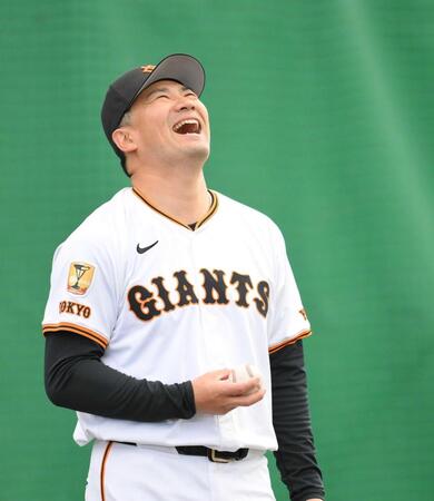 　ブルペンでの特訓中、笑顔を見せる田中将（撮影・伊藤笙子）